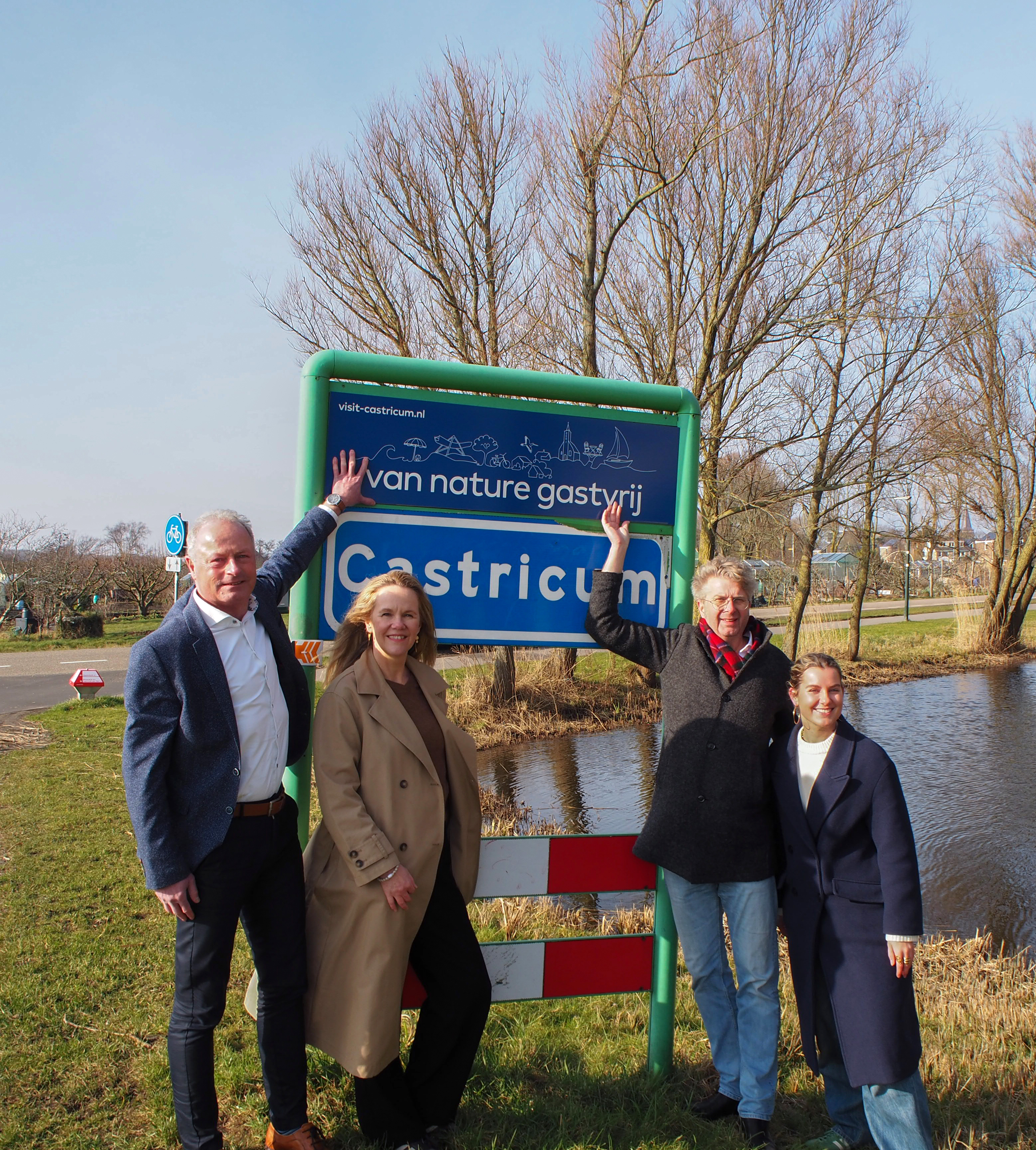 Kombord met nieuwe huisstijl Castricum. Wethouder Roel Beems (Gemeente Castricum), directeur-bestuurder Melanie Goudsblom (Hart van Noord-Holland & partners), Stefan Weijman (Reclame aan de Kust) en Britt Timmer (Hart van Noord-Holland & partners)